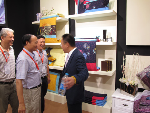 ���Z��Ʒ�ƼҼ�չ������A