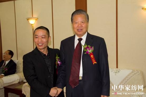 �Ї���(j��ng)����̼�D(zhu��n)���c�ɳ��m(x��)�l(f��)չ���