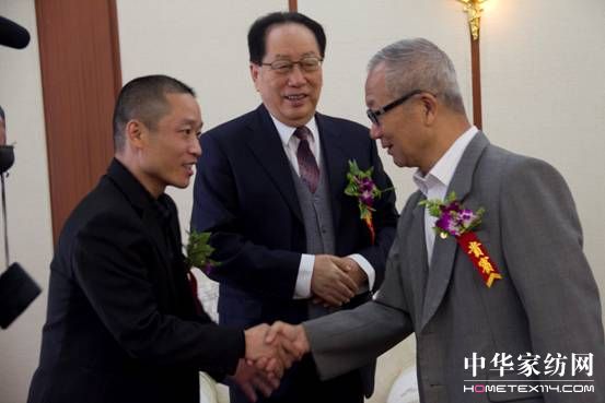 �Ї���(j��ng)����̼�D(zhu��n)���c�ɳ��m(x��)�l(f��)չ���