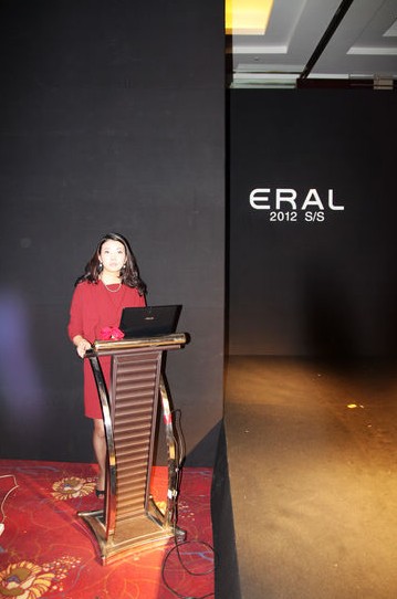 ���R��2012����Ů�b����ӆ؛��(hu��)�A�M�e��