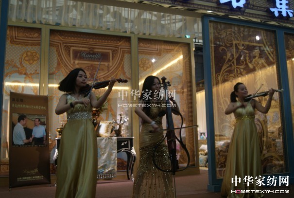 �Ҽ�չ������Ů+С��������