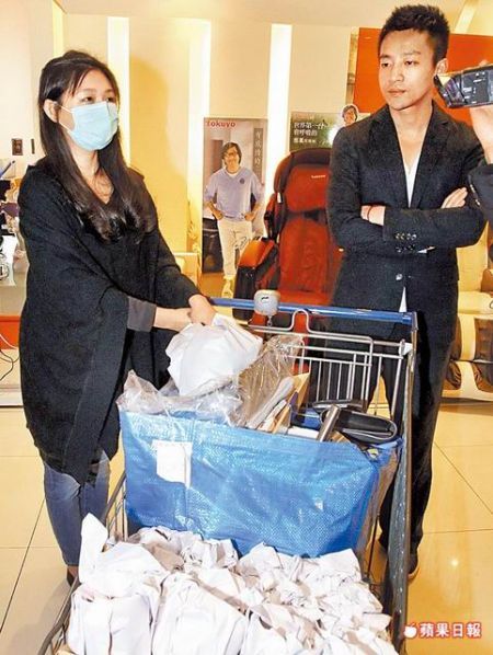 大S夫婦逛街 避談缺席楊登魁追思會(huì)