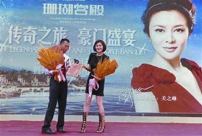 關(guān)之琳亮相陵水清水灣 風(fēng)采依舊