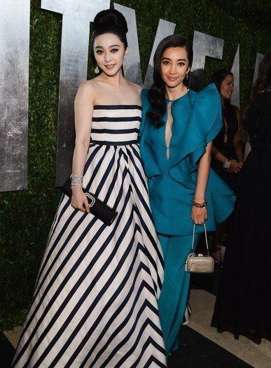 雙冰合影引口水戰(zhàn):誰(shuí)把自己改白了