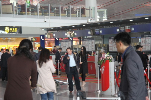 董璇現(xiàn)身機(jī)場(chǎng)疑赴橫店探望高云翔