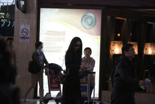 董璇現(xiàn)身機(jī)場(chǎng)疑赴橫店探望高云翔