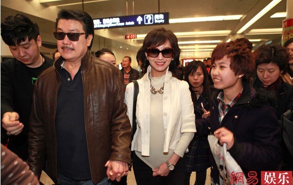 趙雅芝與老公牽手現(xiàn)身機(jī)場(chǎng)