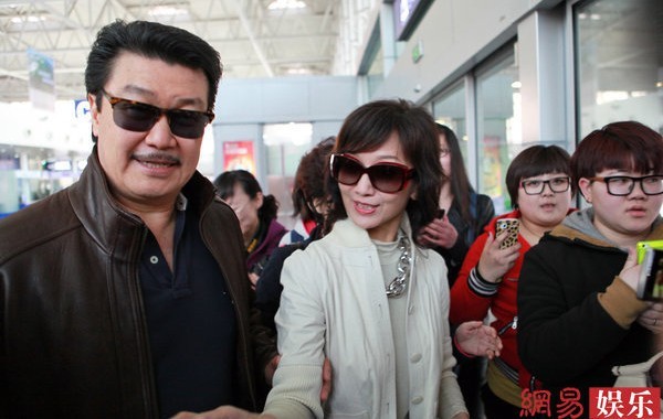 趙雅芝與老公牽手現(xiàn)身機(jī)場(chǎng)