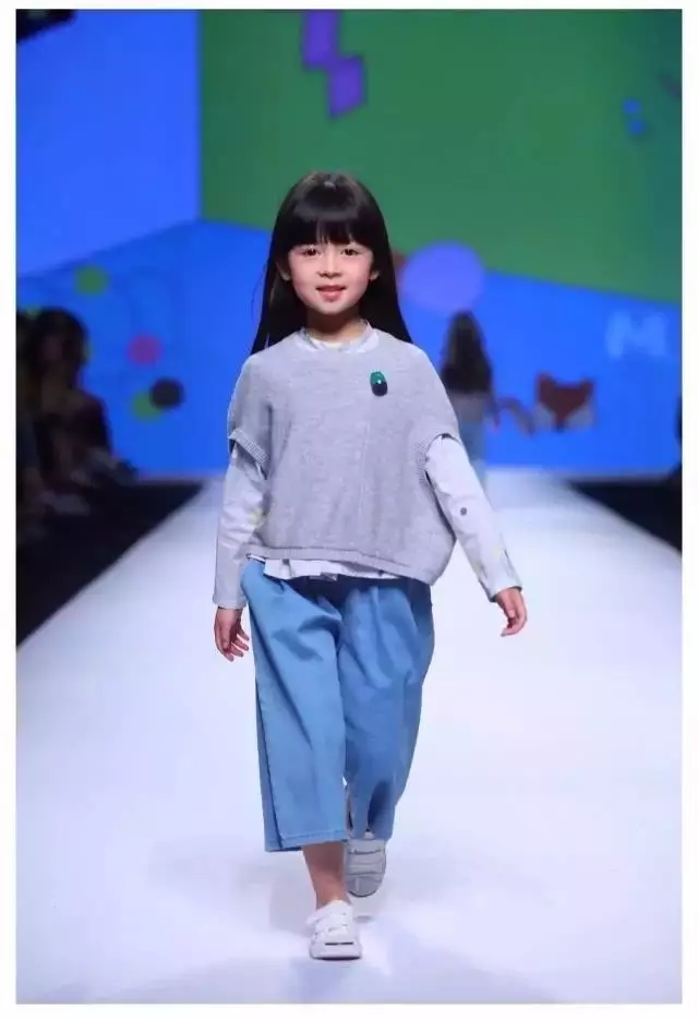 �r���O(sh��)Ӌ���R��FASHIONSHOWCASE���z�����ɞ麼�ݕr��ƽ�_