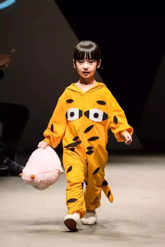 �r���O(sh��)Ӌ���R��FASHIONSHOWCASE���z�����ɞ麼�ݕr��ƽ�_