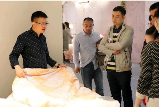 ���R���Ҽ�2017�ﶬ��Ʒ�l(f��)����(hu��)�A�M(m��n)��Ļ