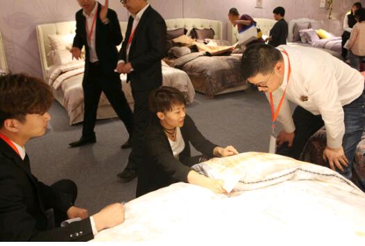 ���R���Ҽ�2017�ﶬ��Ʒ�l(f��)����(hu��)�A�M(m��n)��Ļ