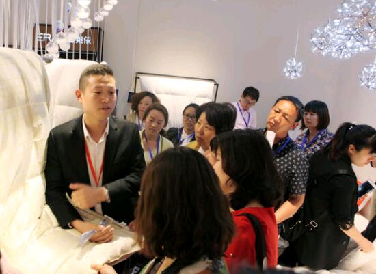 ���R���Ҽ�2017�ﶬ��Ʒ�l(f��)����(hu��)�A�M(m��n)��Ļ