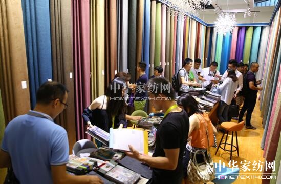 �ݳ޷�ɫ�����ؘ��L�R��ꇲ�ˇ�󿧂������ڼҼ�չ�����ݕr�д�