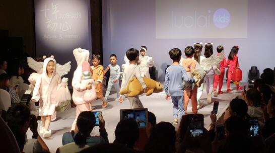 �۽���ͯ���I(y��)˯�߾��찲ȫ���򡪡�ʮ�����ح�_�R��ͯ2018�ﶬ��Ʒ�l(f��)����(hu��)�A�M��Ļ