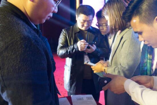 ���B͸īˮ����Q��(sh��)�aӡ����¶�������������������ʹ�c