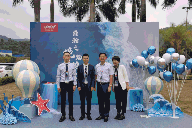 �����֮����̤��ǰ�С���������˹2021������Ʒ�l(f��)����(hu��)�A�M�ɹ���